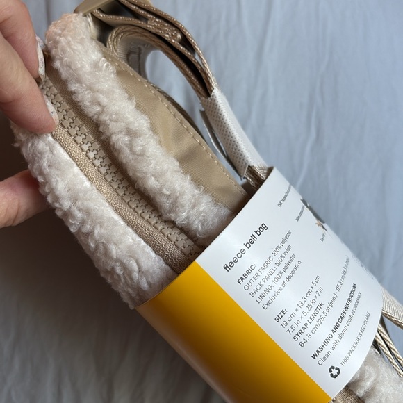 Lole Beige Fleece Belt Bag - NWT shoulder bag - Picture 7 of 9